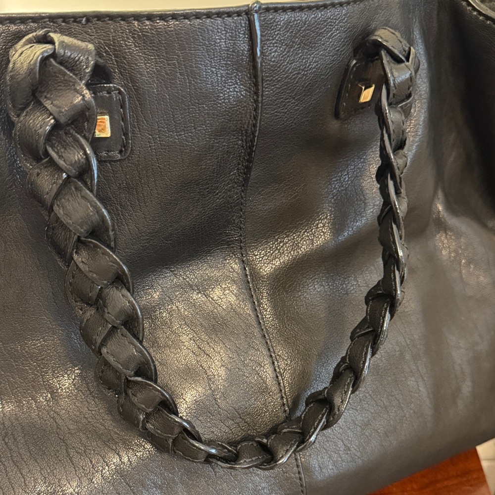 Elegant Black Leather Tote Bag - Picture 2 of 4